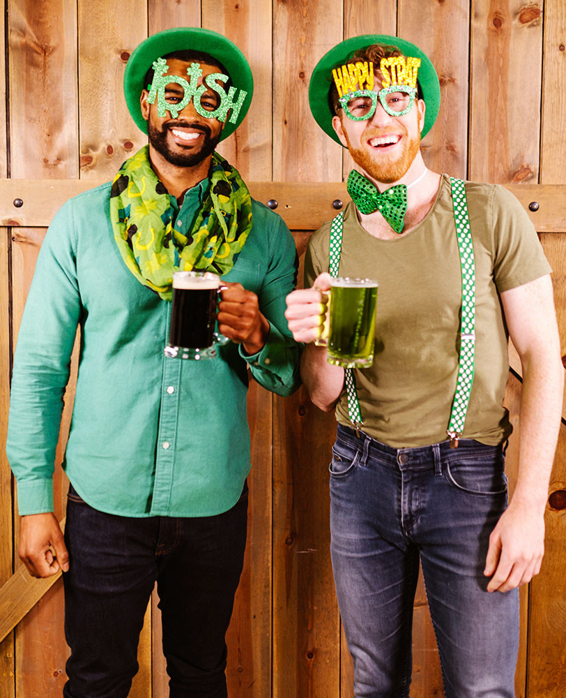 Hombres disfrazados por que se festeja el d&iacute;a de San Patricio