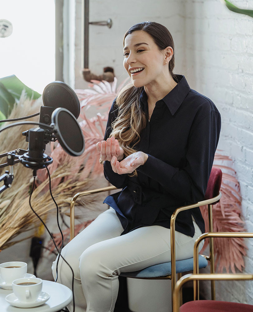mujer en feliz d&iacute;a del periodista