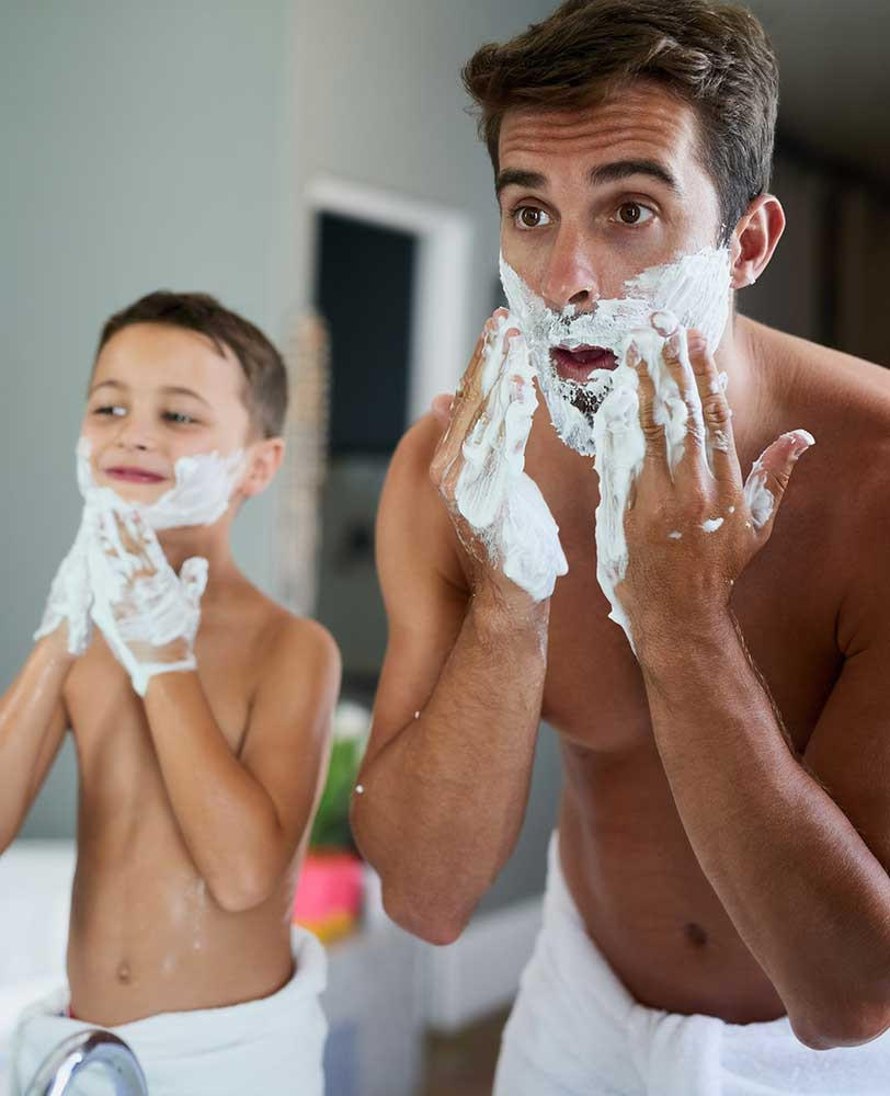 padre ense&ntilde;ando a hijo a afeitarse