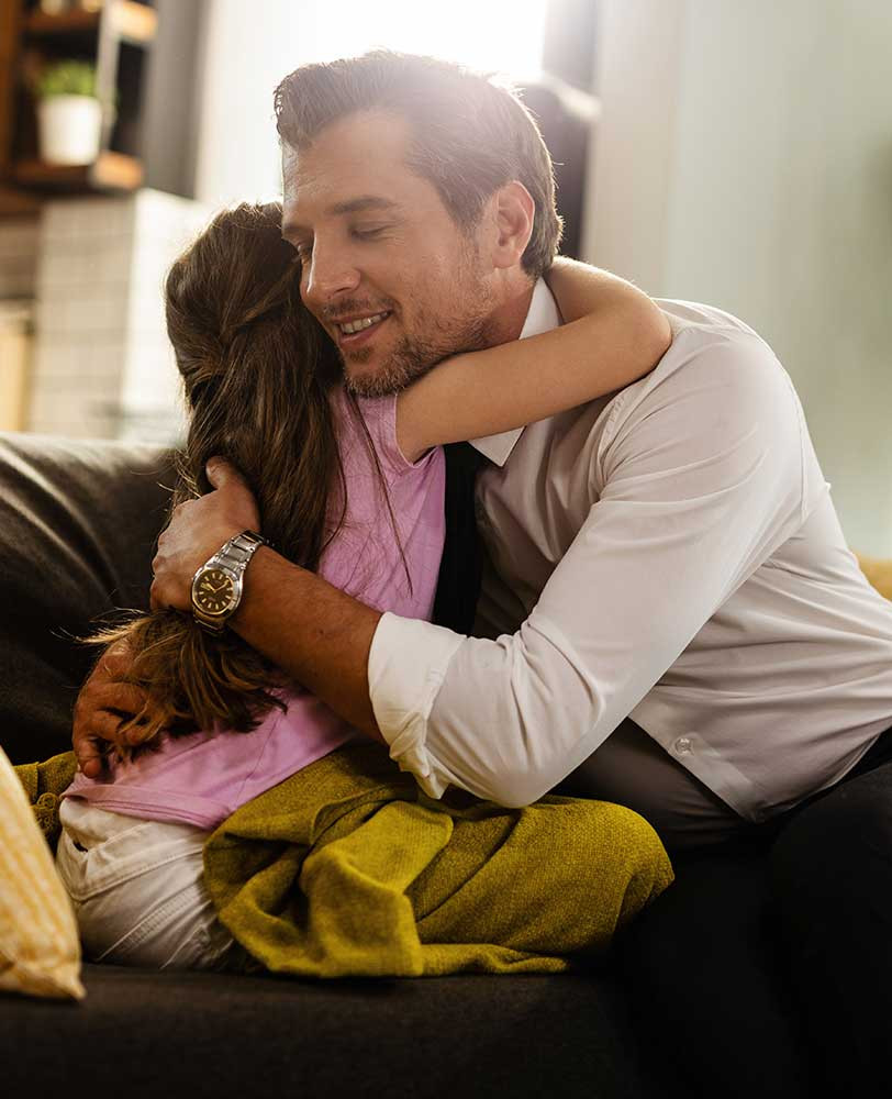 padre e hija abraz&aacute;ndose