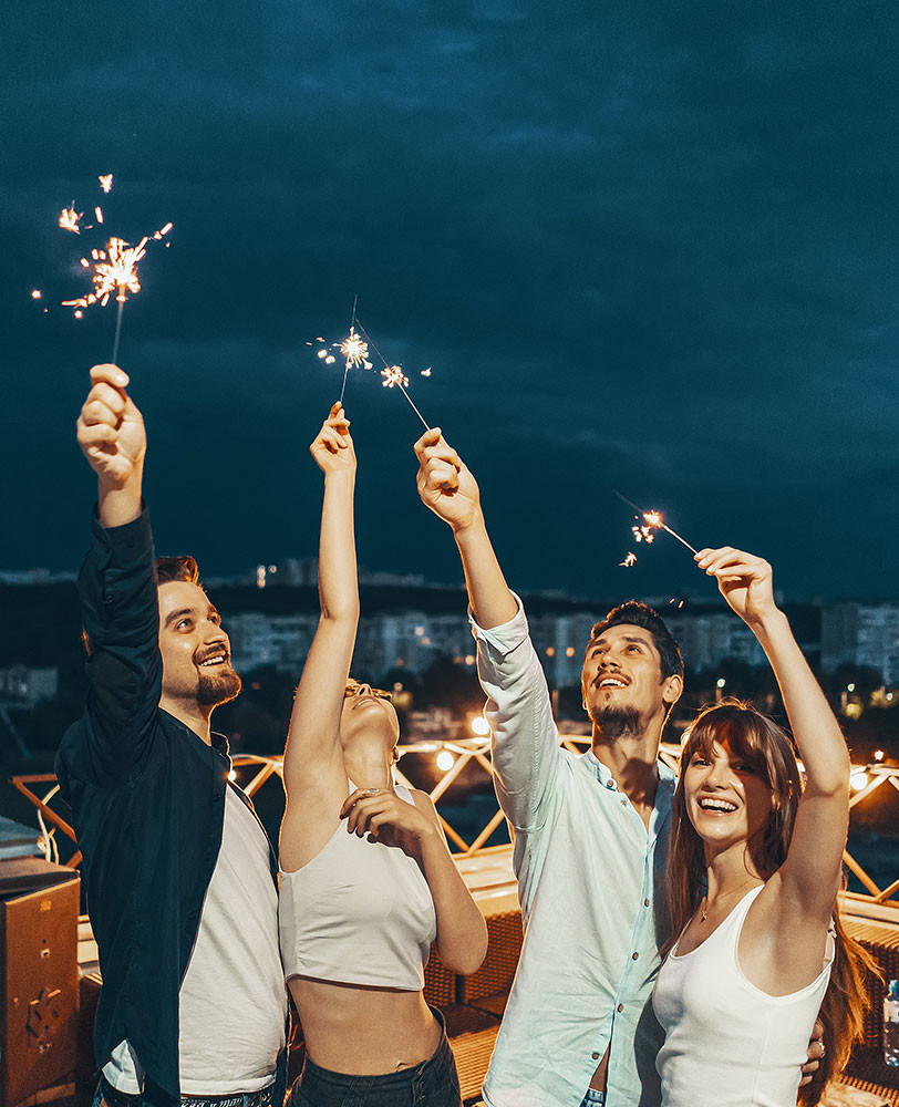 4 amigos festejando el d&iacute;a del amigo en buenos aires