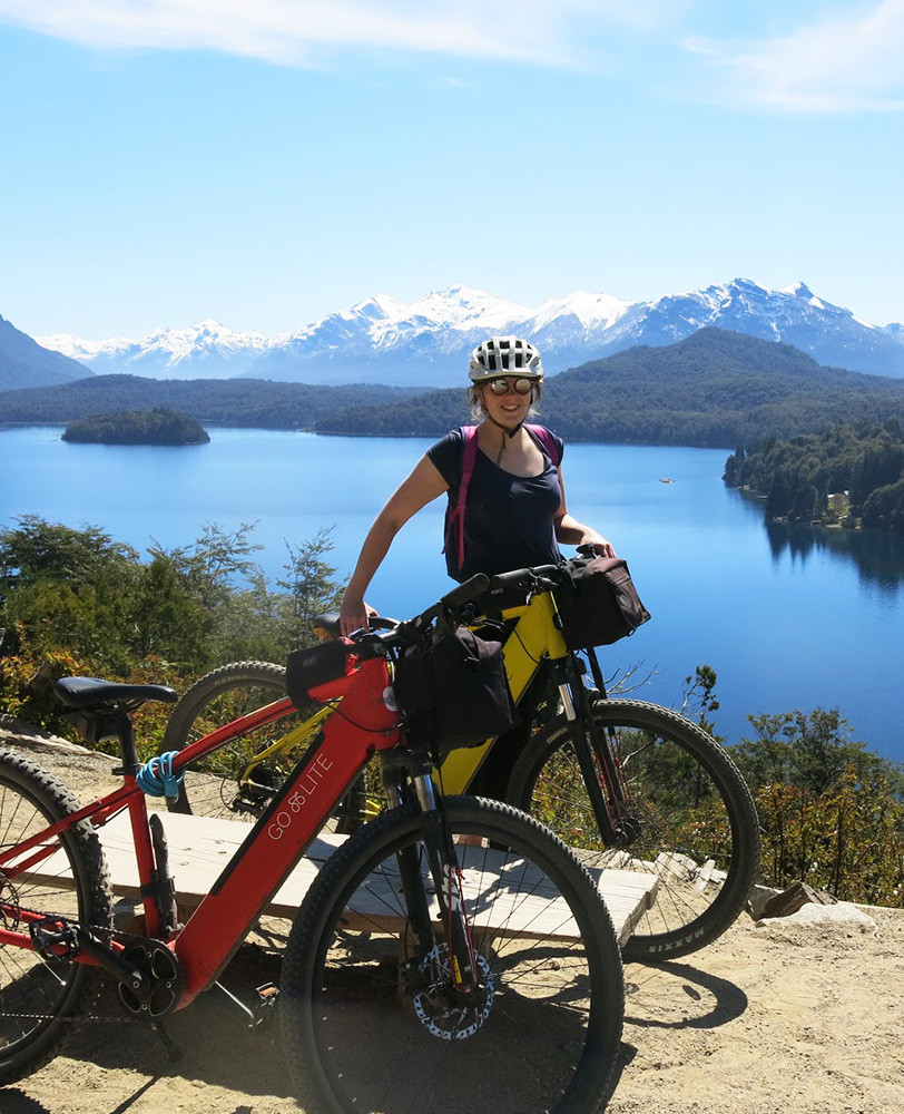 Mujer en monta&ntilde;a con ebike