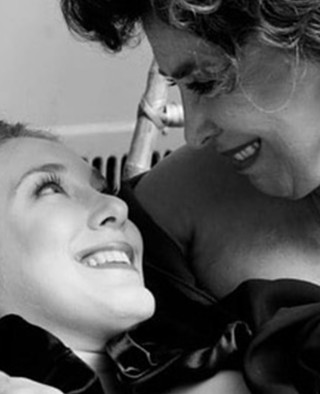 Anita Pauls y Mirta Busnelli abrazadas en el d&iacute;a de la madre