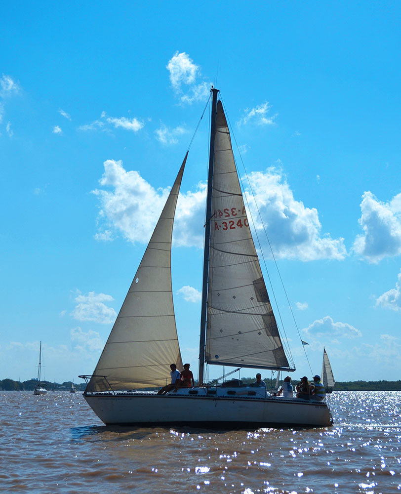 Familia disfrutando de un paseo en velero por la costa de San Isidro