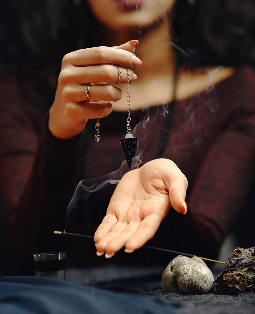 Mujer brindando una experiencia hol&iacute;stica