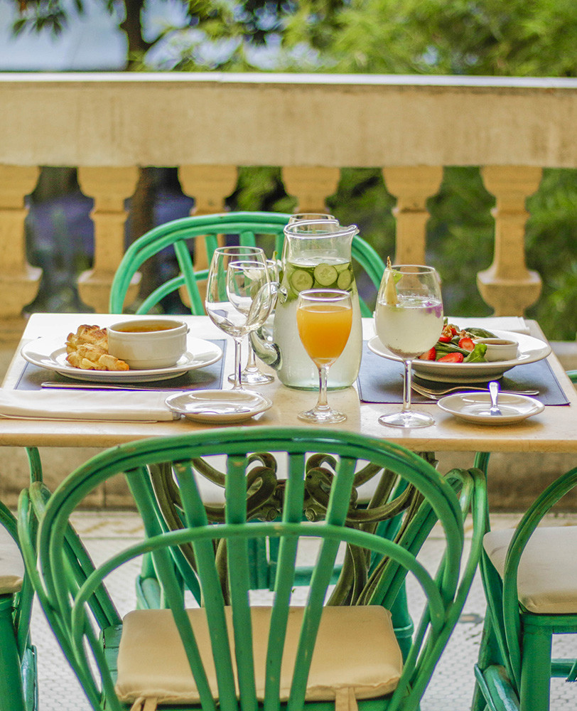Brunch de Mili&oacute;n en su balc&oacute;n al aire libre