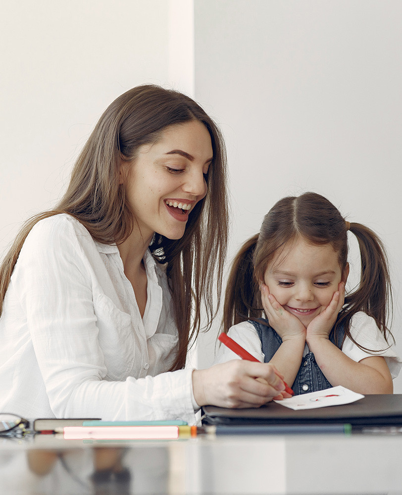 Maestra ense&ntilde;&aacute;ndole a su alumna
