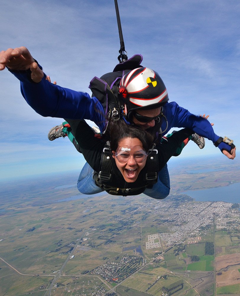 mujer tirándose en paracaídas en escapada a Chascomús