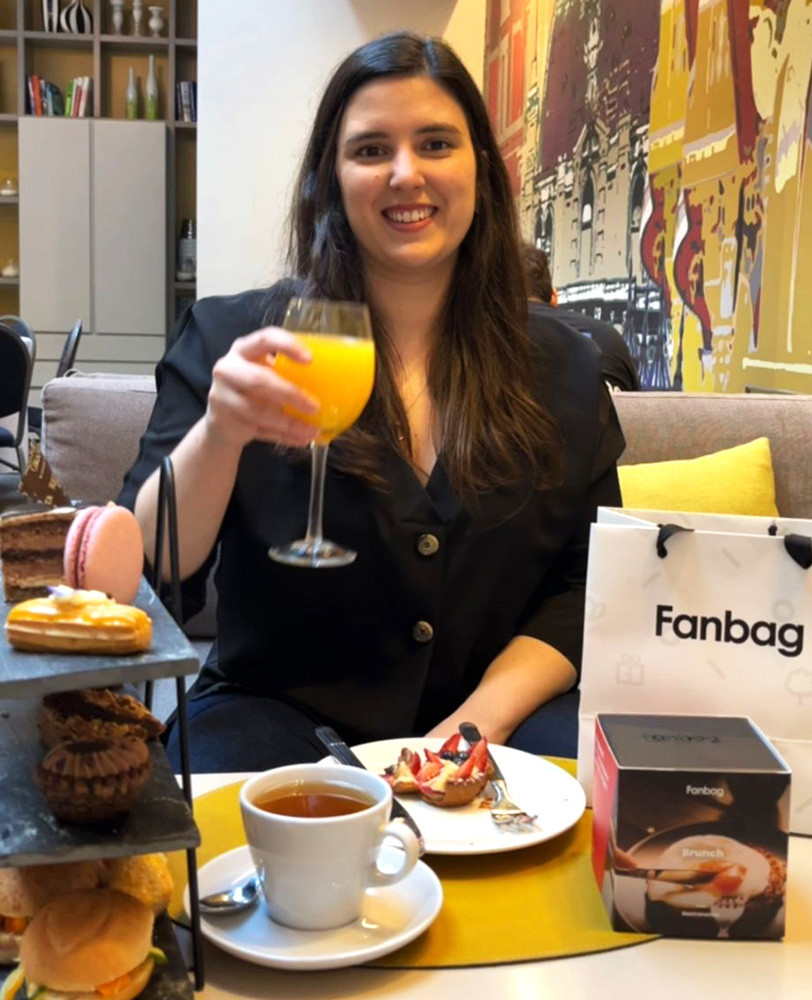Melisa de Entretostadas disfrutando de una experiencia de Fanbag