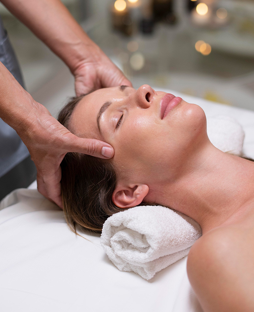 Mujer realiz&aacute;ndose un tratamiento facial