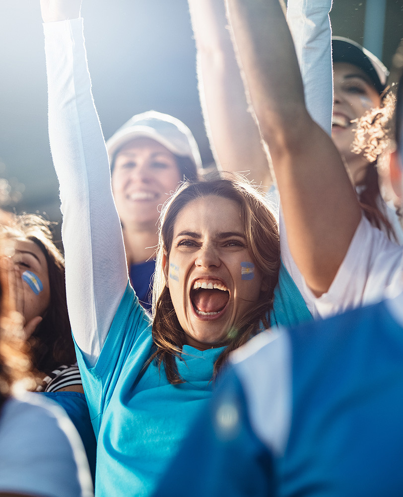 Mujer argentina gritando un gol