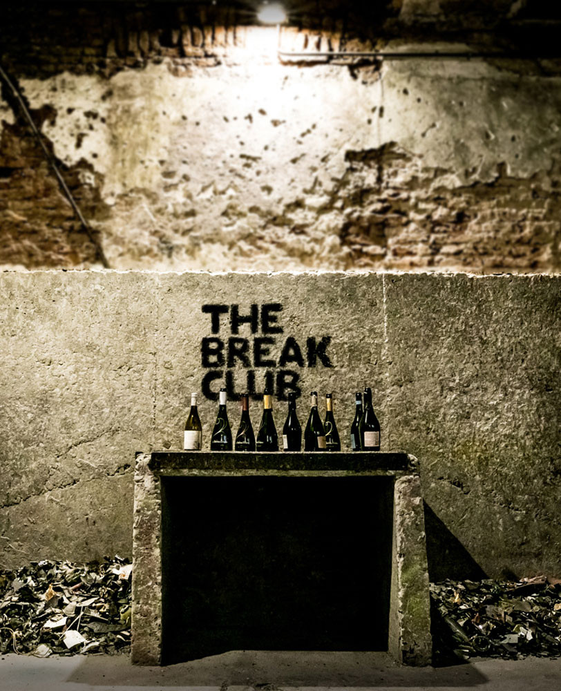 Habitaci&oacute;n en The Break Club con botellas listas para romper